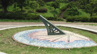 公園の日時計